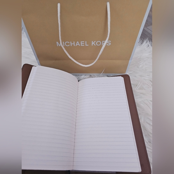 Michael Kors planner with box and bag! ๐ฏ - Picture 8 of 8